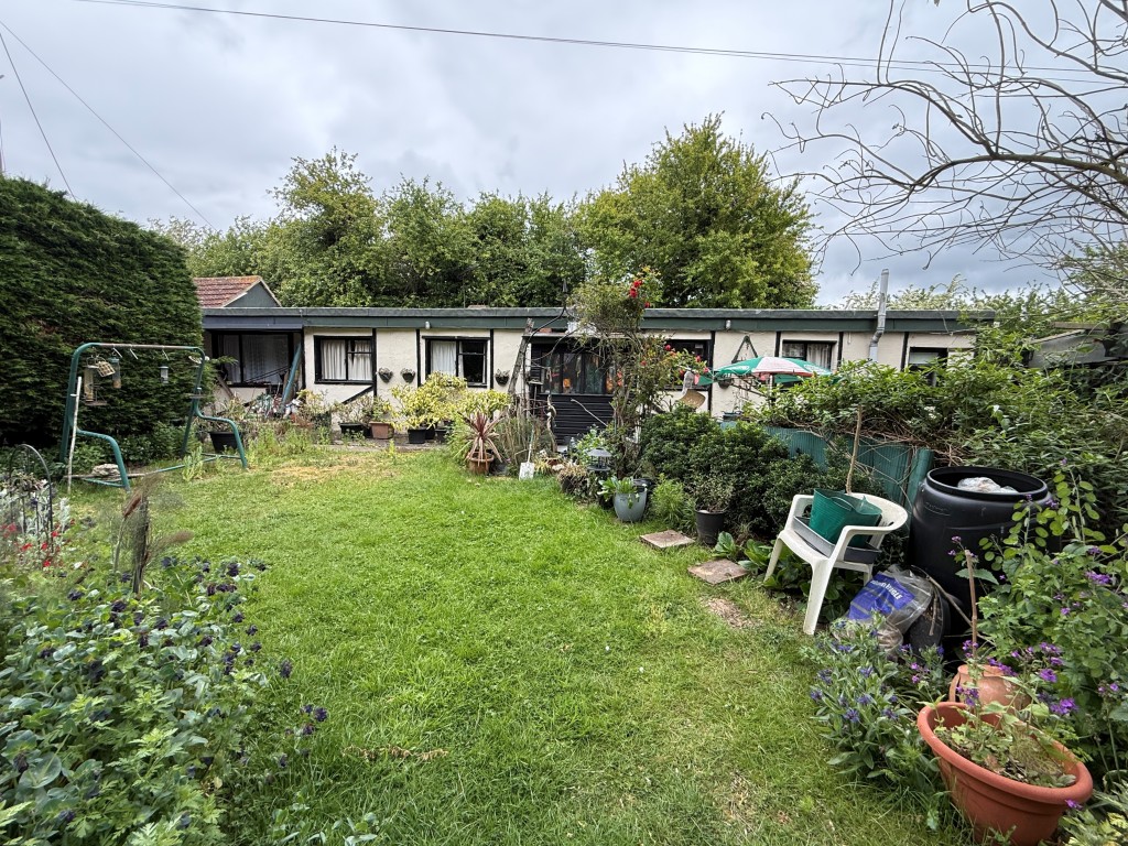 Lot: 84 - BUNGALOW ON LARGE PLOT WITH STABLE AND PADDOCK OFFERING POTENTIAL - Side of bungalow